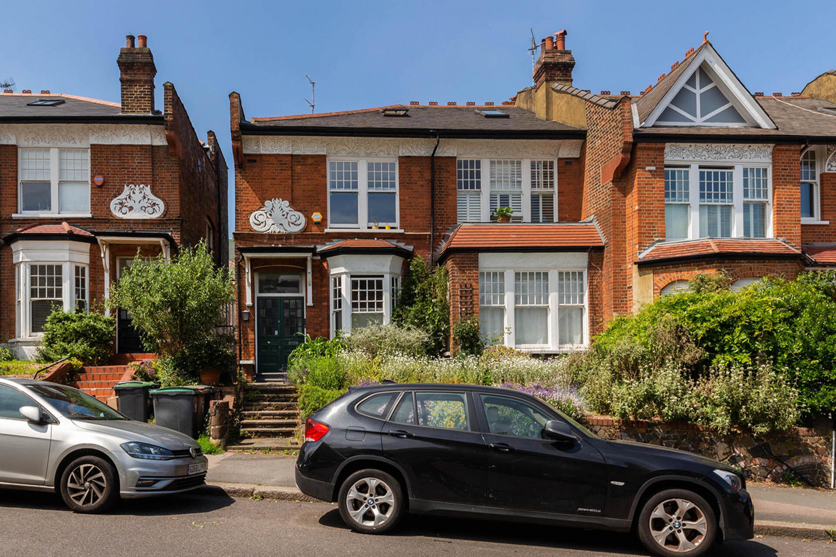 Located on the top floor of a period conversion close to Muswell broadway  Dukes Avenue, Muswell Hill  N10